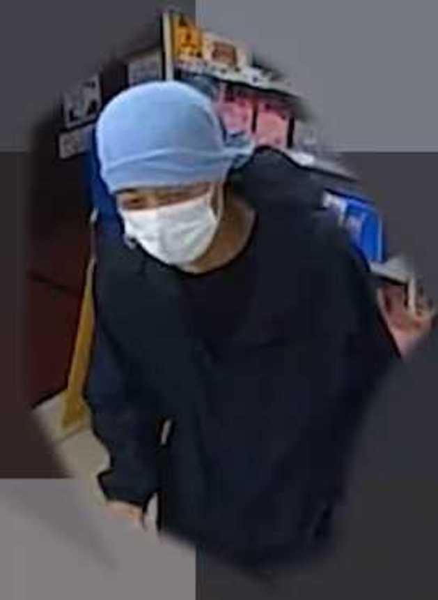 コンビニの防犯カメラに写った男の画像（県警提供）