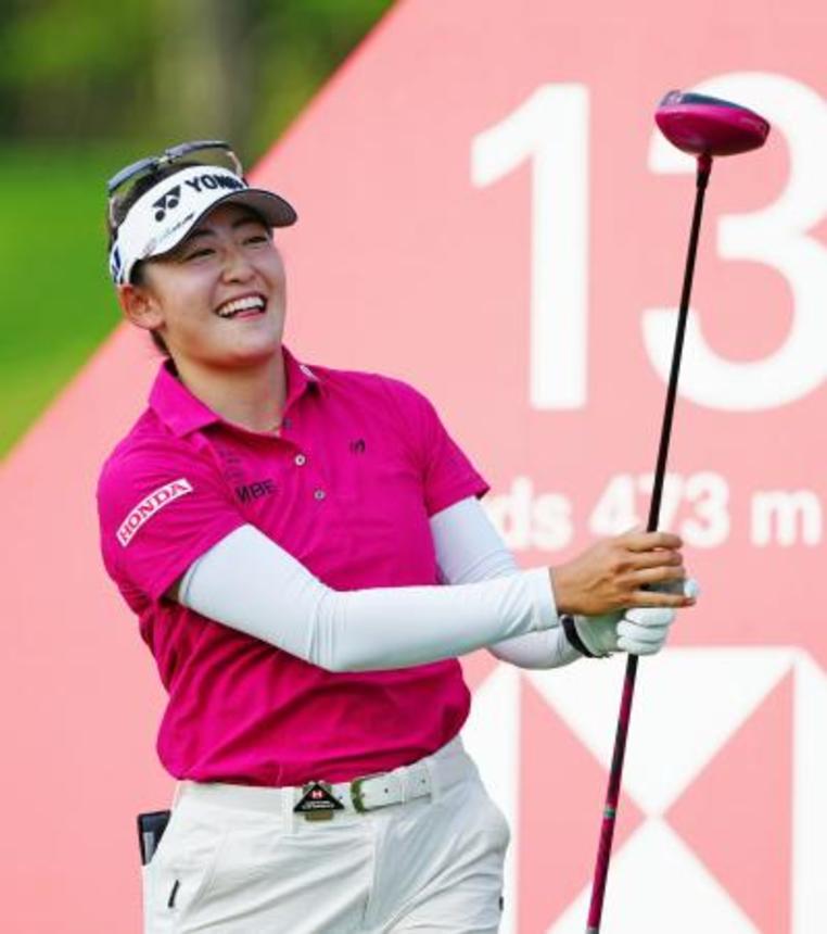 　プロアマ戦でショットを放ち、笑顔を見せる岩井千怜＝セントーサＧＣ（共同）