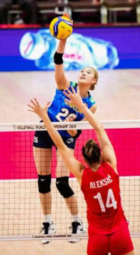 　１次リーグのセルビア戦でスパイクを放つ佐藤（２６）＝バンコク（Ｖｏｌｌｅｙｂａｌｌ　Ｗｏｒｌｄ提供）