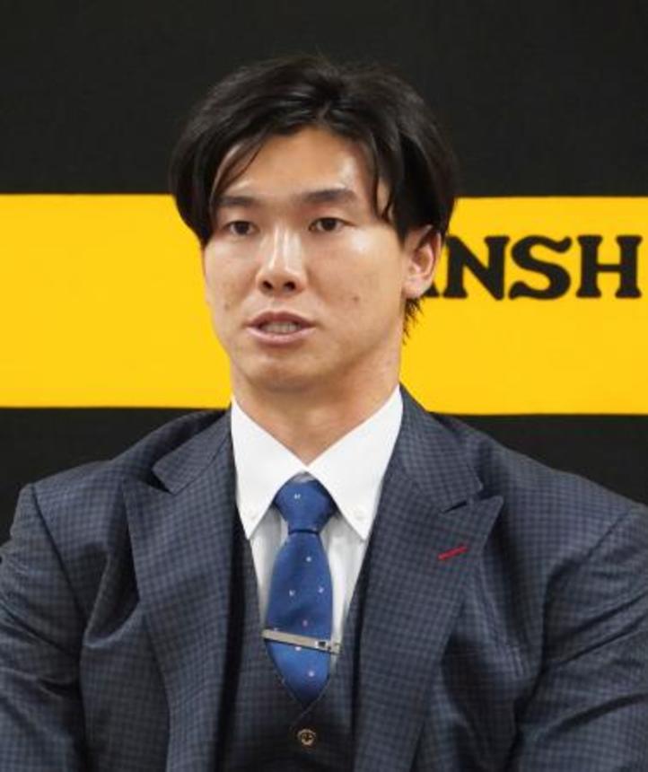 　契約更改交渉を終え、取材に応じる阪神・湯浅＝１日、兵庫県西宮市