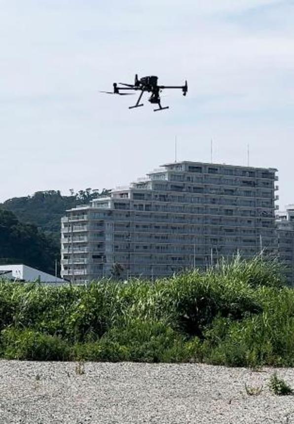　ＡＩによる密漁検知システムの実証実験で飛び立つドローン＝８月、神奈川県横須賀市