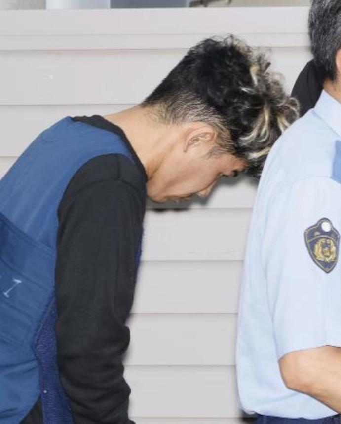 　送検のため神戸・葺合署を出る谷本将志容疑者＝２４日