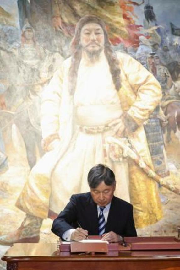　チンギスハン国立博物館の視察を終え、記帳される天皇陛下＝７日、ウランバートル（代表撮影・共同）