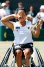 　車いすの部女子シングルスで優勝し、トロフィーを手に涙ぐむ上地結衣。「生涯ゴールデンスラム」を日本女子として初めて達成した＝ウィンブルドン（共同）