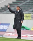 ＦＣ岐阜×沼津＝後半、ピッチサイドから選手に指示を送るＦＣ岐阜の上野優作監督＝長良川競技場