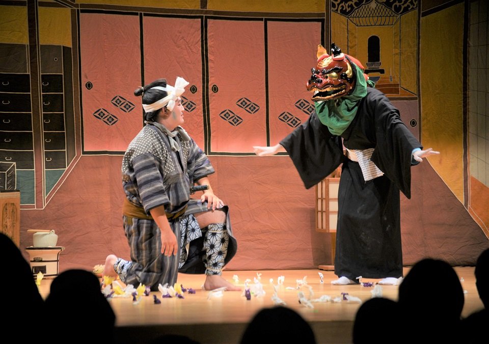 約２０年ぶりの上演という「神霊矢口の渡し」の一場面を演じる出演者＝岐南町伏屋、町伏屋獅子舞会館
