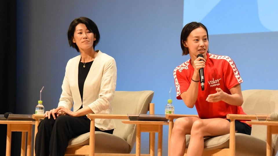 ジュニア選手に向けたメッセージなどを発信した金藤理絵さん（左）と今井月選手＝岐阜県庁