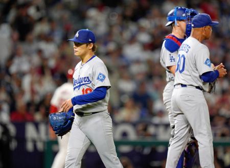 　エンゼルス戦の５回、６失点で降板するドジャース・山本＝アナハイム（共同）