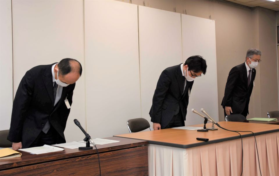 記者会見で謝罪する岐阜県関係者ら＝２９日午後、県庁