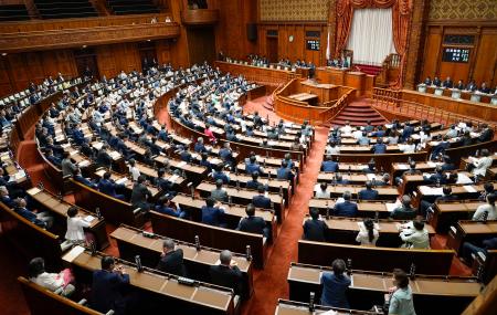 　成年後見制度を見直す改正民法が可決、成立した参院本会議＝１７日午前