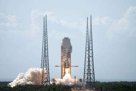 　新型の宇宙船「夢舟」を搭載し、打ち上げられるロケット「長征１０号」＝１１日、中国海南省文昌（新華社＝共同）