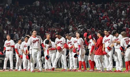 　ヤクルトと引き分け、あいさつする広島ナイン＝マツダ