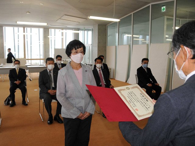 無投票で当選し、当選証書を受ける町議＝羽島郡岐南町役場