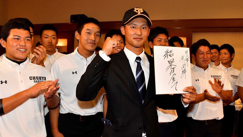 ２０１６年のドラフト会議で巨人から１位指名を受けた吉川尚輝＝２０１６年１０月、三重県伊勢市内