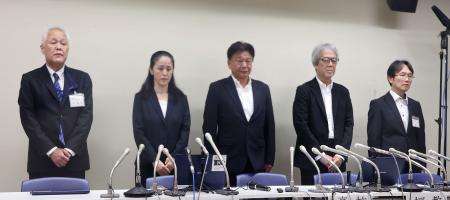 　東京都北区の小学校火災について記者会見する区長や教育委員会関係者ら＝２３日夜、北区