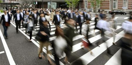 　出勤するサラリーマン＝２０１９年、ＪＲ東京駅前