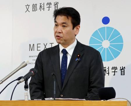 　閣議後に記者会見する松本文科相＝３日午前、文科省