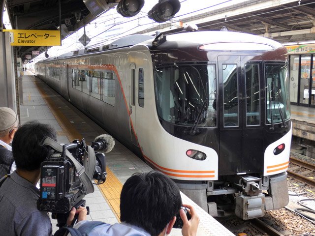 駅停車時にアイドリングストップができる「ＨＣ８５系」の試験走行車＝ＪＲ名古屋駅