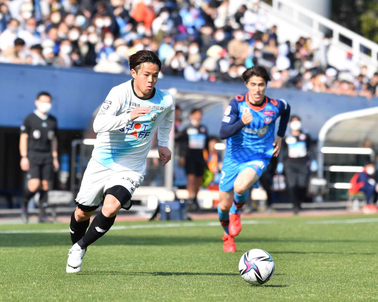 ＹＳ横浜×ＦＣ岐阜＝後半、右サイドを駆け上がるＦＣ岐阜のＭＦ窪田＝ニッパツ三ツ沢球技場