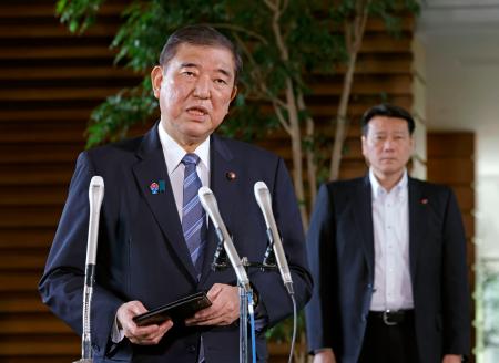 　江藤拓農相の更迭に関し、記者団の取材に応じる石破首相＝２１日午前、首相官邸
