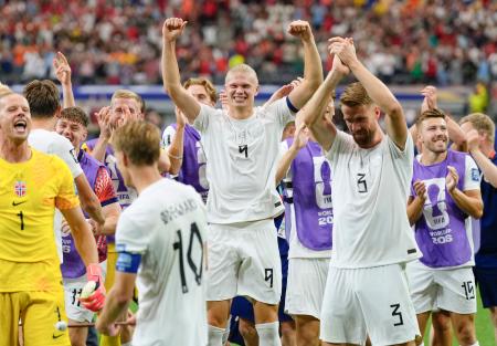 　コートジボワールに競り勝ち、ガッツポーズするノルウェーのハーランド（中央）＝ダラス（共同）