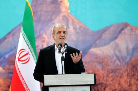 　イラン西部イラムで演説するペゼシュキアン大統領＝６月１２日（ＷＡＮＡ提供、ロイター＝共同）