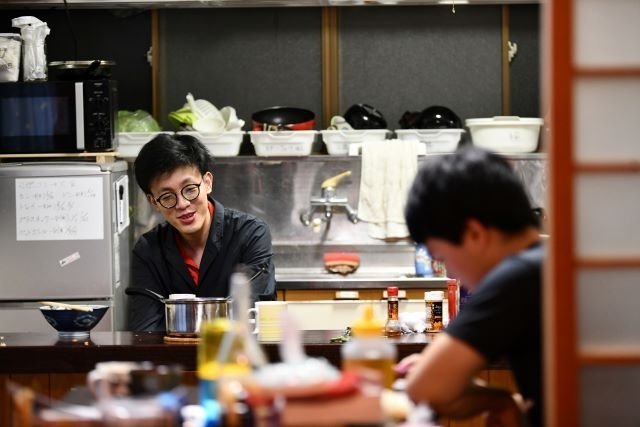 運営するシェアハウスの住人と談笑する山田惇起さん。「この場所が困っている人の選択肢になれば」と話す＝いずれも６日午後、本巣市根尾門脇、ＷＡＫＥ　ＨＯＵＳＥ