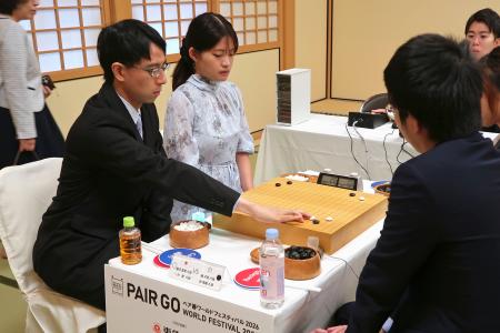 　「ペア碁」イベントの対局に臨む一力遼九段（左）と藤沢里菜七段のペア＝２７日、名古屋市