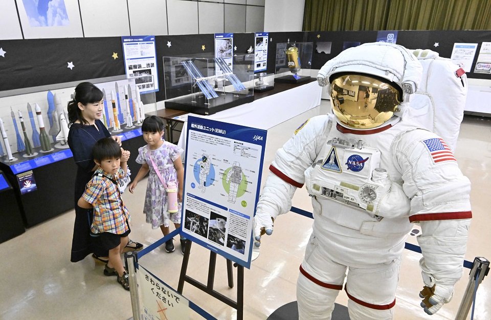 宇宙服や国際宇宙ステーションの模型が並ぶ夏の特別展＝２１日午前１１時１３分、岐阜市本荘、市科学館