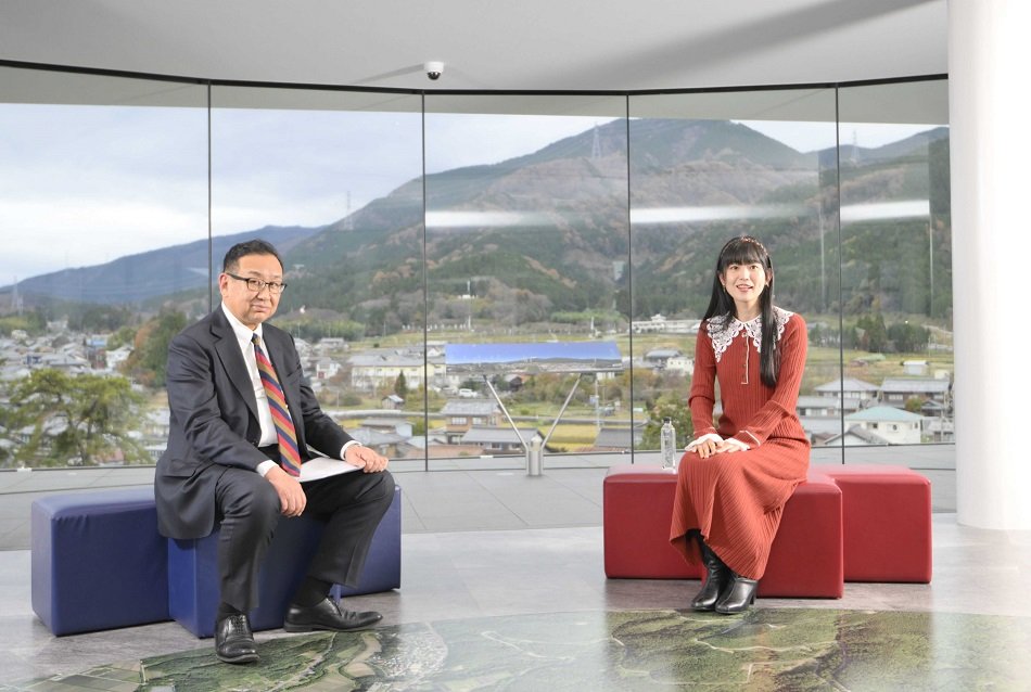 対談に臨む小栗さくらさんと矢島薫岐阜新聞社長＝岐阜関ケ原古戦場記念館