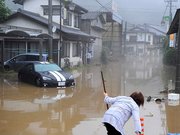 津保川からあふれた水に漬かる住宅地＝２０１８年７月、関市下之保