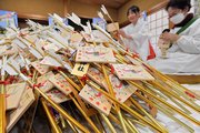 新年に向けて用意された金色の破魔矢＝５日午前１０時５８分、岐阜市金町、金神社（撮影・坂井萌香）