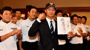 ２０１６年のドラフト会議で巨人から１位指名を受けた吉川尚輝＝２０１６年１０月、三重県伊勢市内