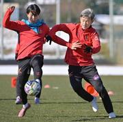 　Ｊ３福島の練習に初参加した三浦知良（右）＝福島市内