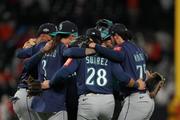 　ア・リーグの地区シリーズ第３戦でタイガースを下し、喜ぶマリナーズの選手たち＝７日、デトロイト（ＡＰ＝共同）