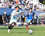 ＹＳ横浜×ＦＣ岐阜＝後半、右サイドを駆け上がるＦＣ岐阜のＭＦ窪田＝ニッパツ三ツ沢球技場