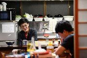 運営するシェアハウスの住人と談笑する山田惇起さん。「この場所が困っている人の選択肢になれば」と話す＝いずれも６日午後、本巣市根尾門脇、ＷＡＫＥ　ＨＯＵＳＥ