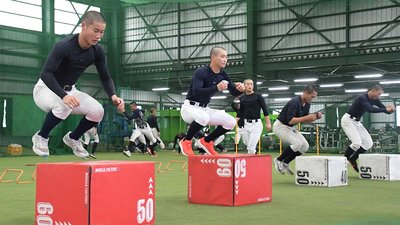 ジャンプなどで瞬発力を鍛えるトレーニングに励む大垣日大の選手たち＝２月、同校室内練習場