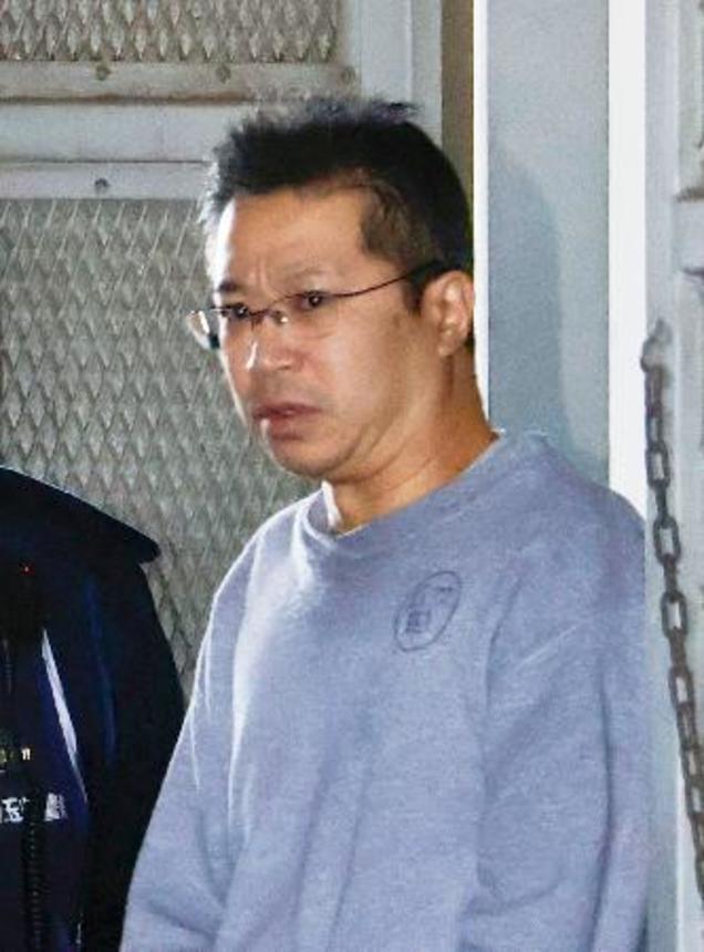 　送検のため埼玉県警川越署を出る山口新容疑者＝１０日午前９時４分