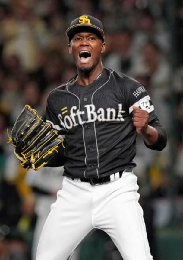 　６回を投げ終え、雄たけびを上げるソフトバンクのモイネロ＝甲子園