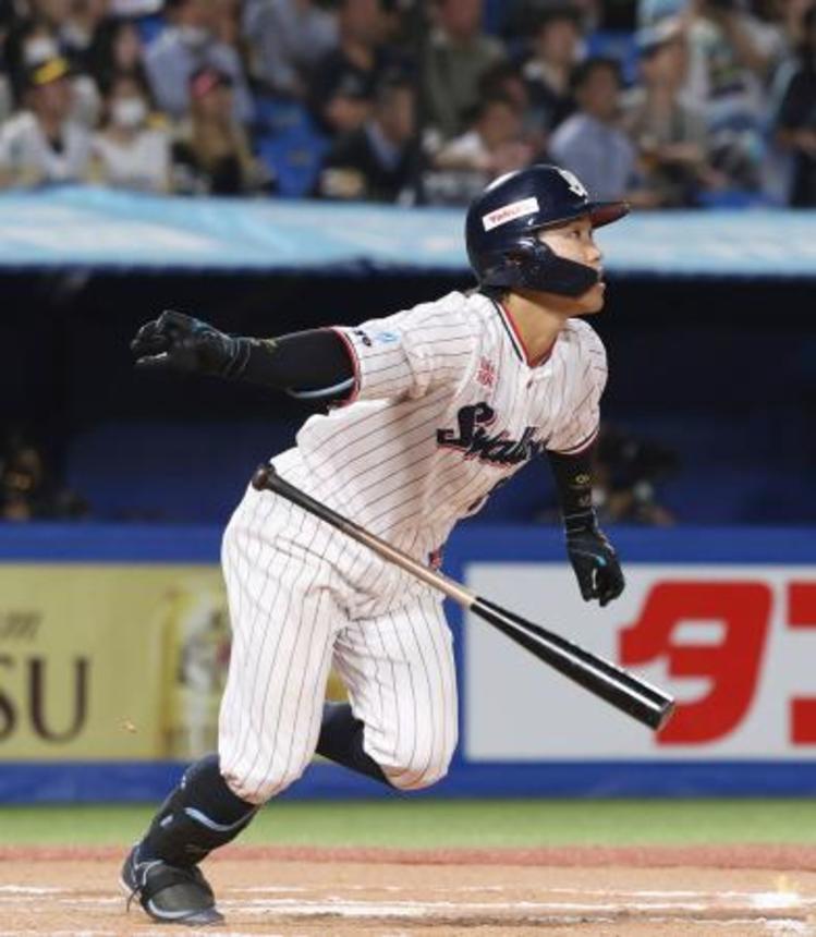 　１０回ヤクルト１死、武岡が右越えにサヨナラ本塁打を放つ＝神宮