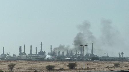 　サウジアラムコの製油所から立ち上る煙＝３日、サウジアラビア・リヤド（ロイター＝共同）