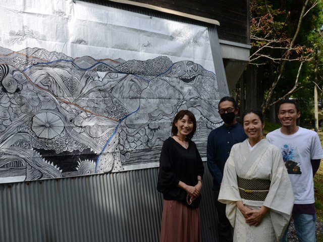 企画展のテーマに合わせて作品を持ち寄った４人の作家＝揖斐川町春日美束、春日森の文化博物館
