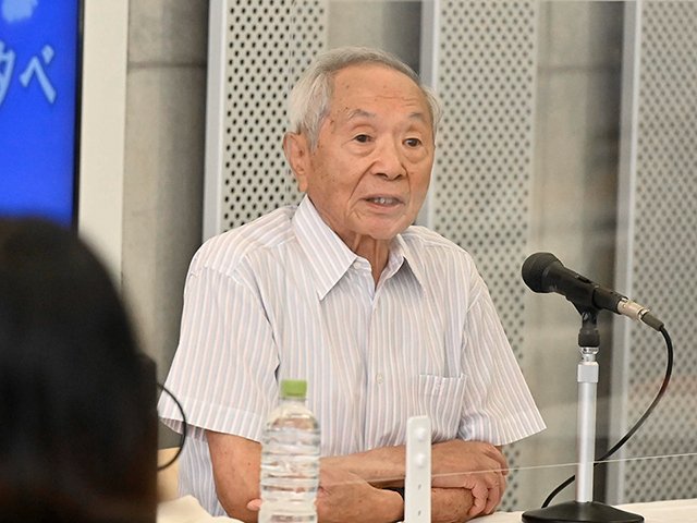 岐阜空襲の体験を話す澤木長俊さん＝岐阜市司町、みんなの森ぎふメディアコスモス
