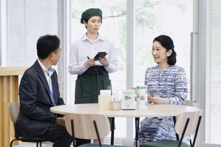 　宮城県立秋保かがやき支援学校の「どまカフェ」で説明を受けられる秋篠宮妃紀子さま＝１５日午後、仙台市