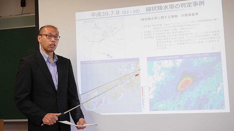線状降水帯予測について語る高橋賢一岐阜地方気象台長＝岐阜市加納二之丸、岐阜地方気象台