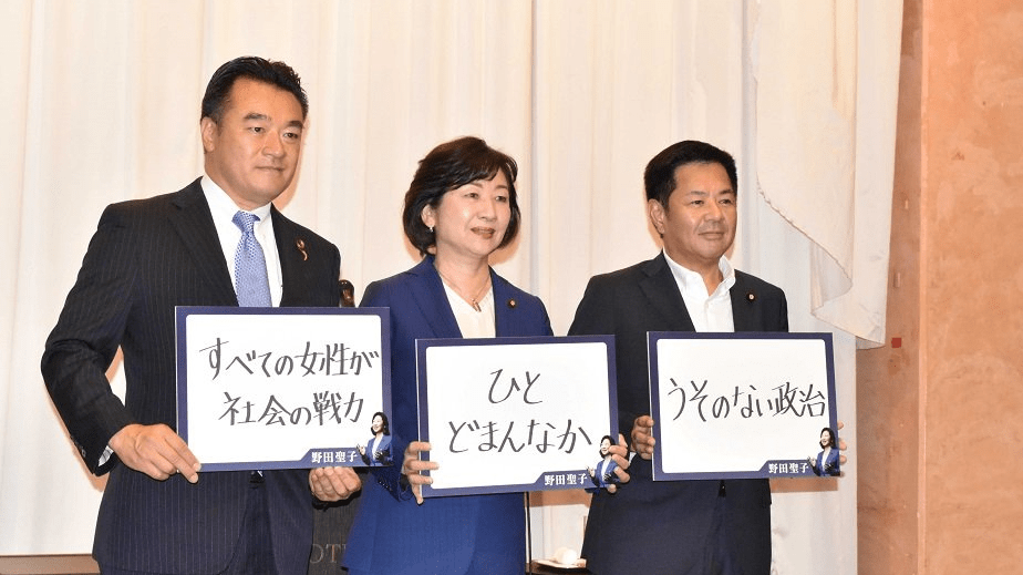 仲間の議員と総裁選への思いを語る野田聖子衆院議員（中央）＝７日午前、岐阜市内