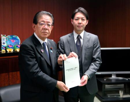 　金子国交相（左）に要望書を手渡す北海道の鈴木直道知事＝１１日午後、国交省