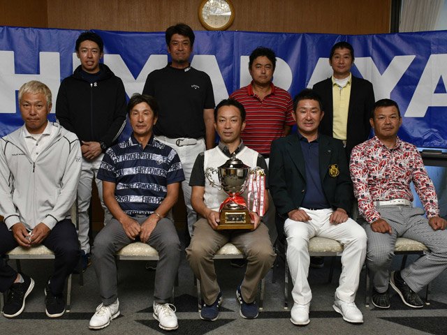 優勝した大橋元（前列中央）ら岐阜オープン本戦出場を決めた選手＝各務原ＣＣ