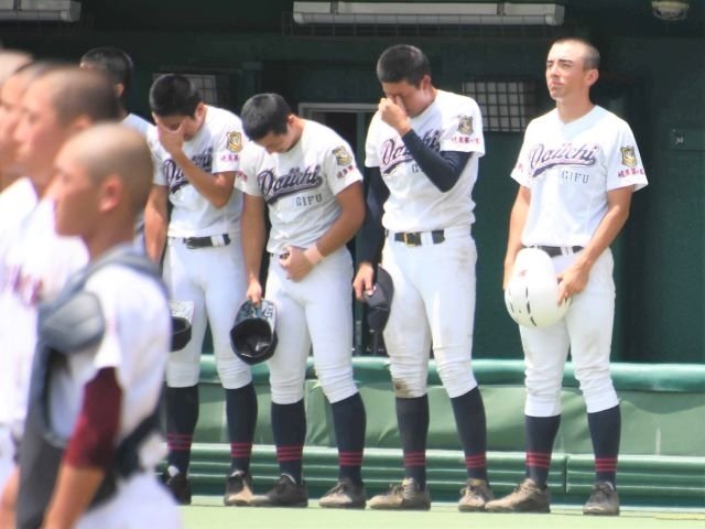 海津明誠の校歌を、涙を流しながら聞く阪口（右から２人目）ら岐阜第一の選手